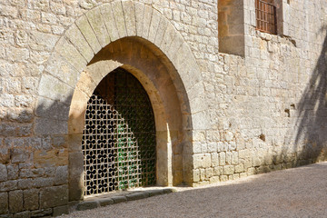 Fototapeta na wymiar Porte principale de l' abbaye de fontfroide