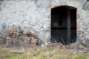 Fototapeta na wymiar Tür in alter Mauer