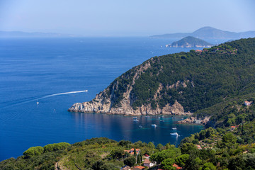 Panorama dell'isola d'Elba, mare, promontori e barche