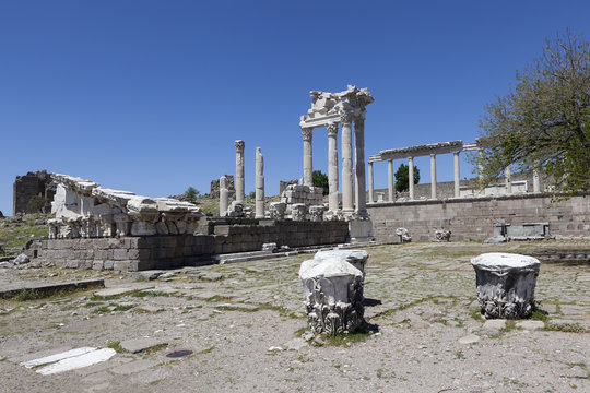Акрополь Пергама. Турция. Руины храма Траяна.