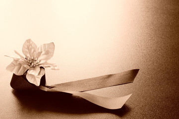 stella di natale con nastro, fiore di stoffa, monocromatico seppia