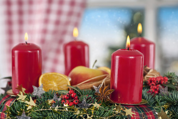 Ländlicher Adventskranz mit vier roten Kerzen