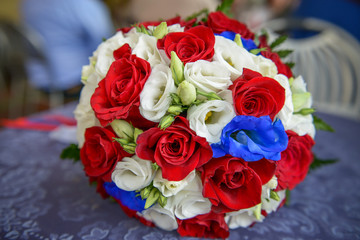 Buchet Matrimonio con fiori blu, bianchi e rossi