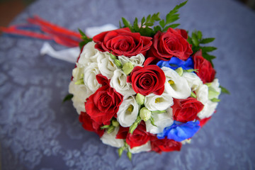 Buchet Matrimonio con fiori blu, bianchi e rossi