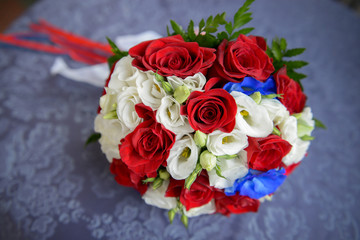 Buchet Matrimonio con fiori blu, bianchi e rossi