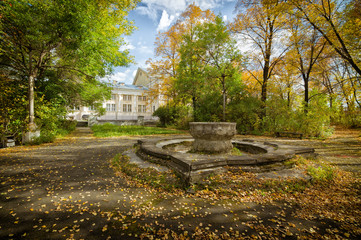 Fototapeta na wymiar Старый заброшенный фонтан в парке осенью, город Асбест, Россия
