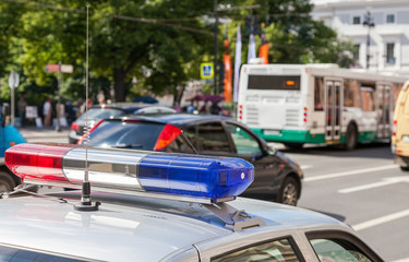 Fototapeta premium Zbliżenie na kolorowe światła na wierzchu pojazdu rosyjskiej policji