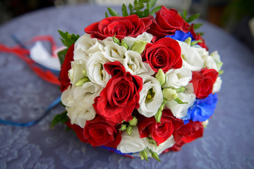 Buchet Matrimonio con fiori blu, bianchi e rossi