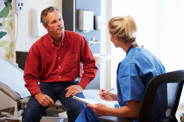 Obraz premium Patient And Female Doctor Have Consultation In Hospital Room