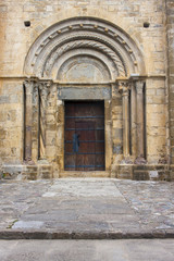 Fototapeta na wymiar Puerta medieval de una casa
