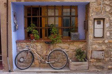 Fototapeta na wymiar Bicicleta con casa rústica
