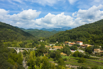 pueblo y puente entre montañas