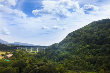 Fototapeta premium Puente y montaña