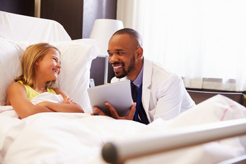 Obraz premium Doctor Talking To Child Patient In Hospital Bed