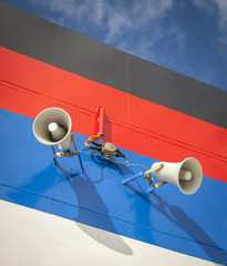 Zwei Lautsprecher an Bord eines Passagierschiffs © Lunghammer