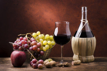 natura morta con fiasco di vino efrutta