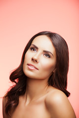 Naklejka premium beautiful young woman looking up, on rose