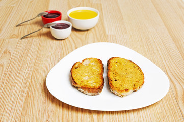 toast with  blackberry and raspberries jam