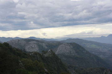 Vista de montañas en la subida de Lagos de Covadonga. Asturias.