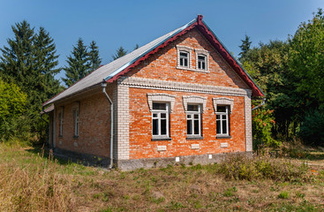 Obraz premium Old house taken in the garden in fall