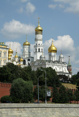 Fototapeta na wymiar MOSCOW, RUSSIA - JUNE 11, 2010: View of the Ivan the Great Belltower and Kremlin churches. Moscow, Kremlin Embankment