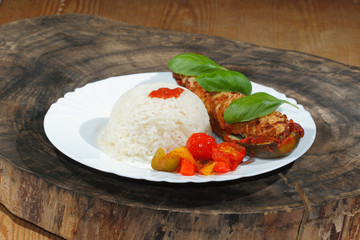Gefüllte Zucchini, Reis, gedünstete Paprika und Tomaten, Gemüse,