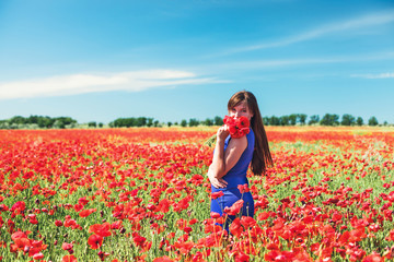 Fototapeta na wymiar Girl with poppies