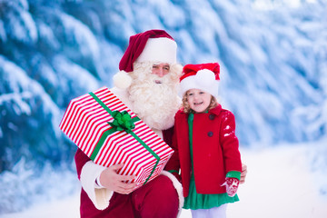 Obraz premium Kids and Santa with Christmas presents