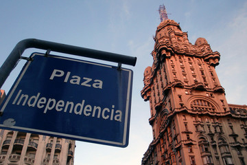 Abendstimmung am Unabhängigkeitsplatz in Montevideo/Uruguay