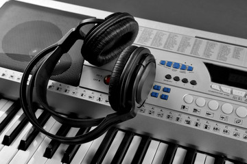 Obraz na płótnie Canvas Headphones on synthesizer close up