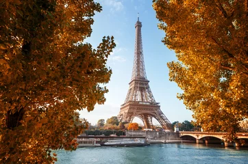 Crédence de cuisine en verre imprimé Tour Eiffel Seine à Paris avec la Tour Eiffel en automne