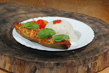 Gefüllte Zucchini, Reis, gedünstete Paprika und Tomaten, Gemüse,