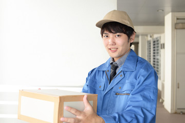 荷物を運ぶ笑顔の男性