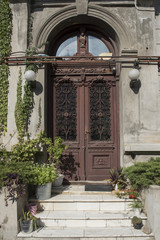 Fototapeta na wymiar Old door in Bucharest