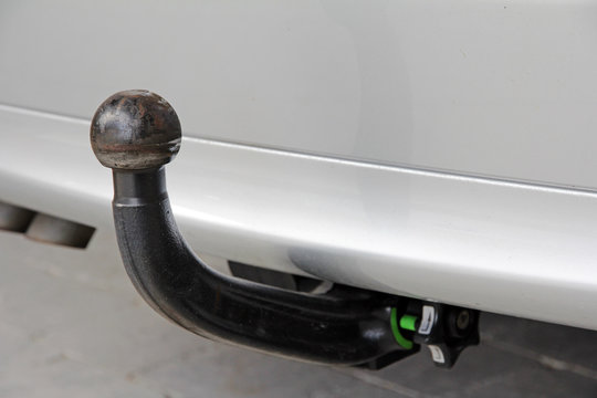 Eine Anh&auml;ngerkupplung an einem Auto