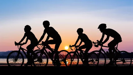 Fotobehang Fietsen Mensen fietsen op het strand