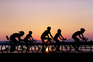 Plakat People cycling at beach