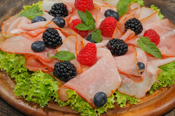 Schinkenplatte, Schinken, Früchte, Himbeeren, Blaubeeren, Brombe