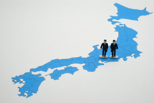 日本地図上のビジネスマン 