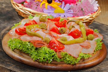 Schinkenplatte, Schinken, Tomaten, Olien, Peperoni,  Salat