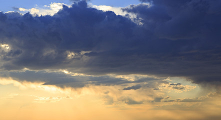 Obraz premium Beautiful evening sky with thunderclouds.