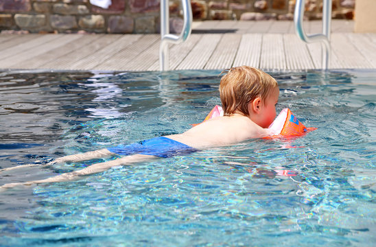 kleiner Junge mit Schwimmfl&uuml;geln