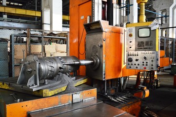 фрезерование окон втулки дизельного двигателя.