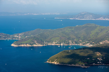 Fototapeta na wymiar Coste dell'Isola d'Elba e ombra delle nuvole