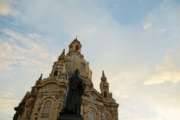 Fototapeta na wymiar Luther vor der Dresdener Frauenkirche