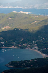 Fototapeta na wymiar Costa dell'isola d'Elba e ombra delle nuvole