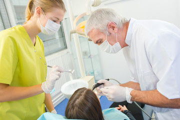 Obraz premium Busy dentist with a patient