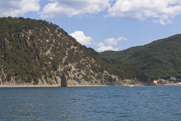 Вид с моря на скалу Парус и посёлок Прасковеевка в Геленджикском районе, Краснодарского края, Россия © muhor