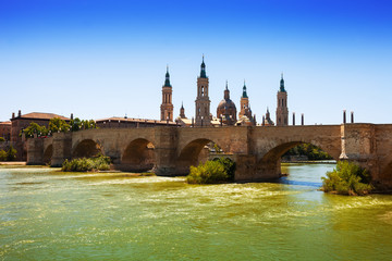 Obraz premium ancient stone bridge over Ebro river in Zaragoza