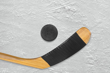 Obraz premium Hockey stick and puck